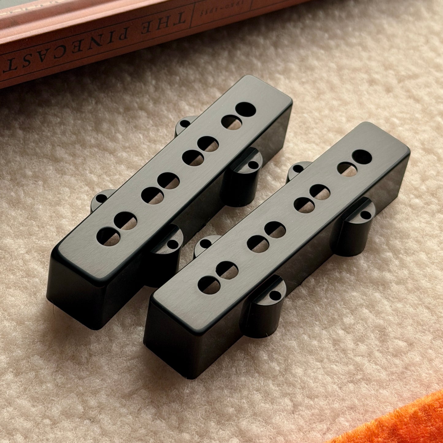 1960 Jazz Bass®ピックアップカバー