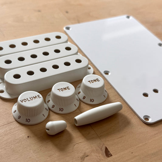 1954/1955 Strat® フルアクセサリーキット（ベークライトスタイル）
