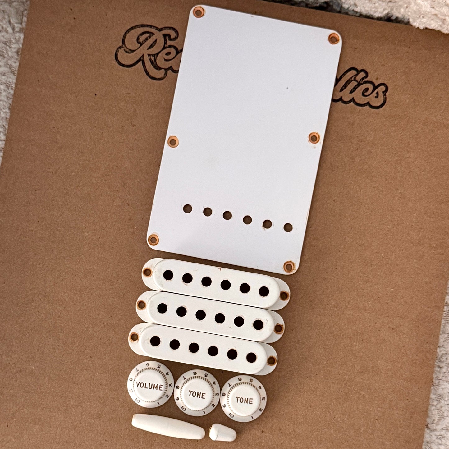 1954/1955 Strat® フルアクセサリーキット（ベークライトスタイル）