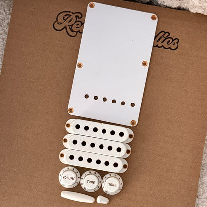 1954/1955 Strat® フルアクセサリーキット（ベークライトスタイル）