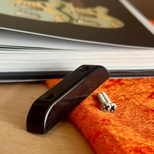 Fender® Bass用ヴィンテージサムレスト