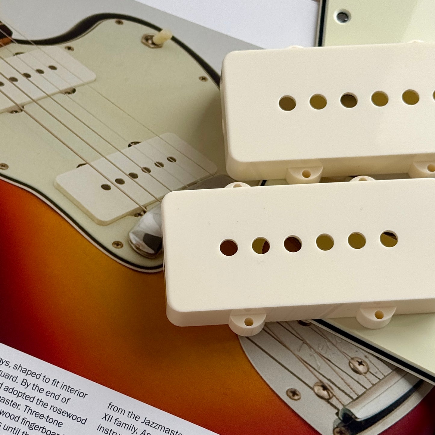 Jazzmaster®ピックアップカバー（アイボリー）